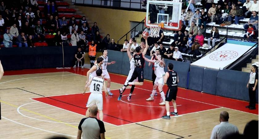 Sakarya Büyükşehir basketbol serinin son karşılaşmasına Uşak’ta çıkacak