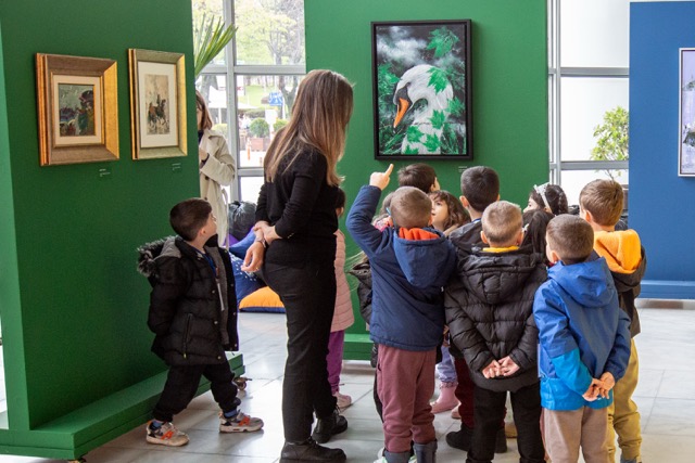 ‘Resimlerden Resim Beğen Sergisi’ne miniklerden ziyaret