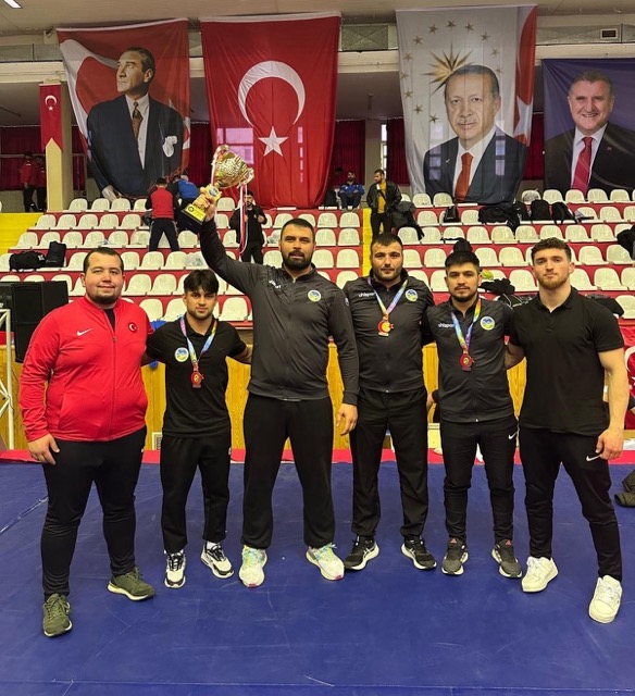 Sakaryalı güreşçiler Sivas’ta şampiyon oldu