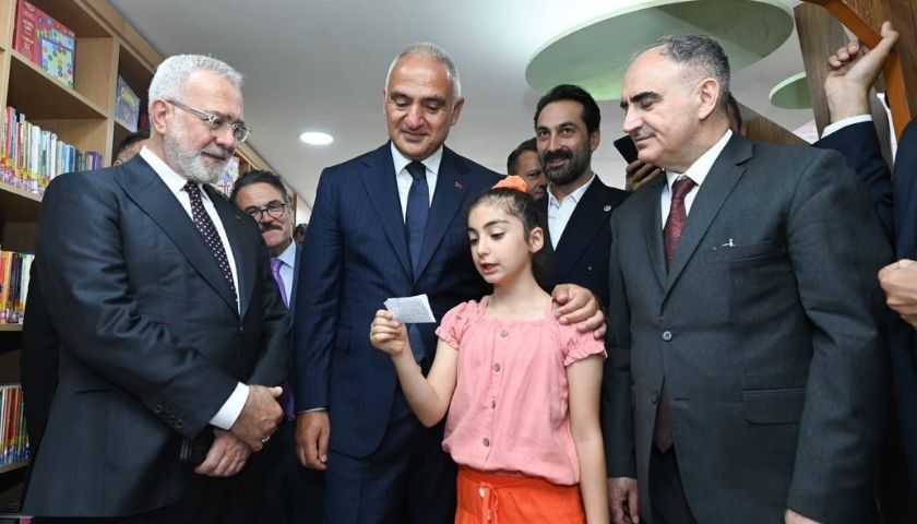 Manisa’ya 7.500 m²’lik Yeni Nesil Halk Kütüphanesi Açıldı